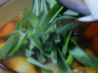 15、红烧牛腩炖萝卜—入冬了，来上这一锅马上让你整个人都暖起来,最后加适量盐调味，倒入青蒜叶关火即可。