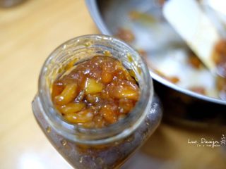 3、大果粒枇杷酱,稍凉后装瓶。