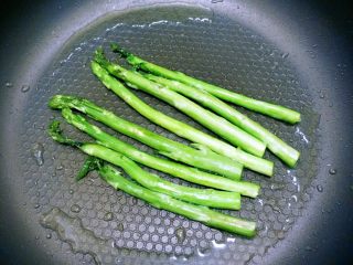 5、食疗-鸡胸肉减脂食谱,等油已经热滚了，以后加入我们的芦笋进行翻炒，直至变成青色，然后盛起来