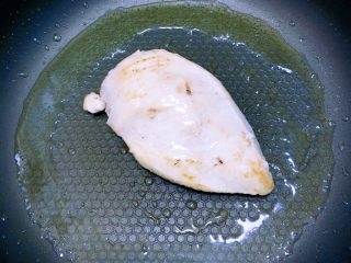 6、食疗-鸡胸肉减脂食谱,再倒一次油，待油热了以后，放入鸡胸肉，一定要所有的面都煎一下哦！比较容易熟！