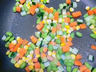 10、食疗-鸡胸肉减脂食谱,倒入油，热油后倒入胡萝卜丁，黄瓜丁，玉米粒，青豆粒，翻炒至香，再倒入已炒好的鸡蛋，盛出