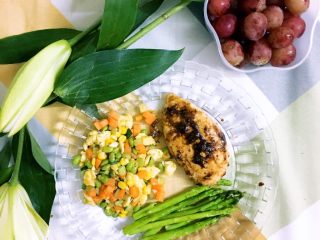 11、食疗-鸡胸肉减脂食谱,加上葡萄，最后配上自己喜欢花或者摆盘就可以了