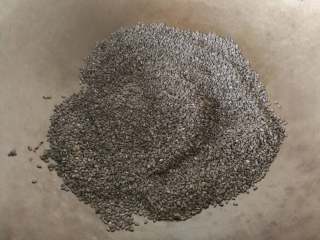 1、益智营养芝麻糊,将黑芝麻用清水漂洗干净,刚入铁锅中小火炒熟,主要控制火候不要炒糊了。