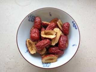 4、益智营养芝麻糊,红枣从中间偏一点的位置剪开,去核备用。我用的是灰枣,也可以用其他红枣代替。这个米糊没有额外放糖,完全是靠红枣自带的甜味当做甜味剂的,红枣的用量根据自己喜欢来,喜甜的可以稍微多放一点。