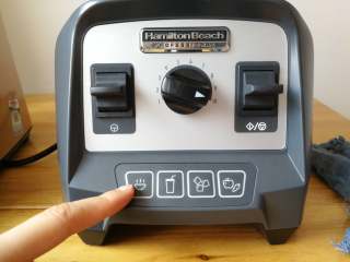 5、益智营养芝麻糊,每样食材各取一半的分量,加入两碗纯净水,汉美驰破壁机选择第一个热汤功能。