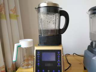 8、益智营养芝麻糊,同时用另一台机器也做了一份好做个对比,这台机器是慢慢升温的,搅打一会停一会。最后25秒才开始连续搅打。杯壁和刀头下均残留一下未被打碎的食物。