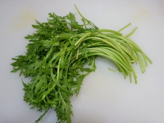 1、虫草花炒茼蒿,茼蒿洗净