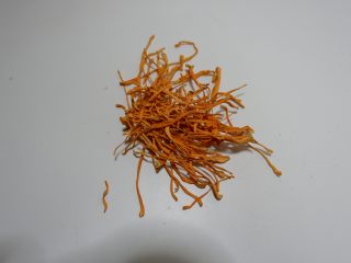 2、虫草花炒茼蒿,虫草花备好