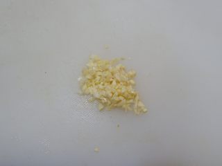 3、虫草花炒茼蒿,大蒜切成末