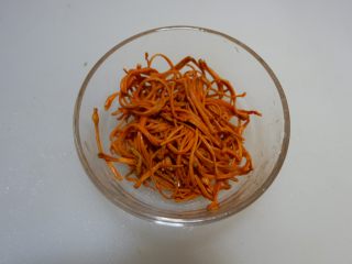 4、虫草花炒茼蒿,浸泡好的虫草花沥干水备用