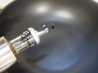 5、虫草花炒茼蒿,起锅热油