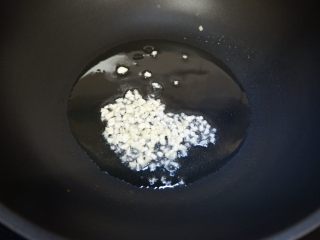 6、虫草花炒茼蒿,下入蒜末炒出香味