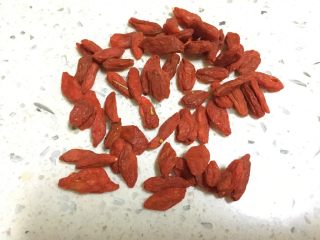 2、小黄米营养粥,准备好枸杞，清洗一下