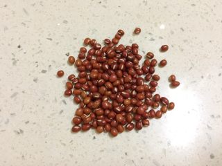 3、小黄米营养粥,准备好红豆，清洗一下