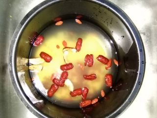 8、小黄米营养粥,清洗后加入适量的清水，浸泡30分钟（浸泡后煮出来很粘稠）