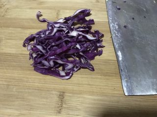2、芒果两头尖意面沙拉（减脂餐）,紫甘蓝洗净切丝
