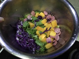 8、芒果两头尖意面沙拉（减脂餐）,把所有蔬菜放在一个深一点的盆里