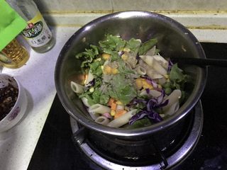 12、芒果两头尖意面沙拉（减脂餐）,搅拌均匀后装盘