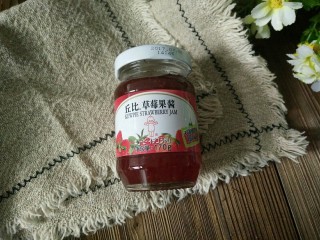 3、草莓酱南瓜饼,草莓????酱在超市买的,现在没有新鲜的草莓,只好买现成的