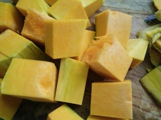 5、草莓酱南瓜饼,南瓜切一大块去皮然后起成方块