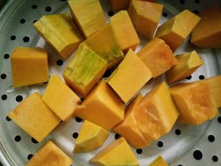 6、草莓酱南瓜饼,放锅里隔水蒸