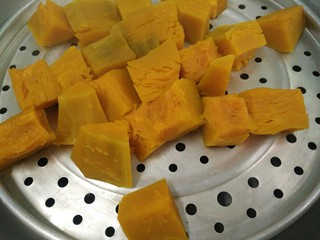 7、草莓酱南瓜饼,蒸熟的南瓜