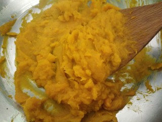 8、草莓酱南瓜饼,用勺子压成泥状