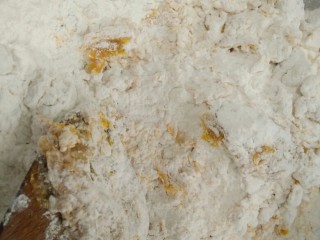 9、草莓酱南瓜饼,南瓜泥加入糯米粉搅拌均匀
