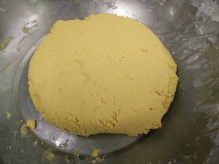 10、草莓酱南瓜饼,再慢慢加入适量的水揉成光滑面团