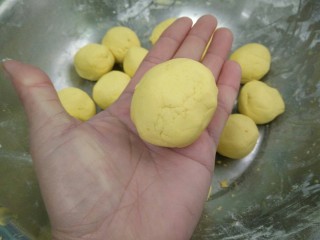 11、草莓酱南瓜饼,然后弄一个个大小的团子