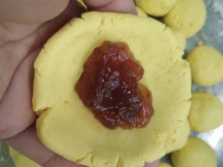 12、草莓酱南瓜饼,压扁放适量的草莓酱