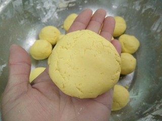 13、草莓酱南瓜饼,收口再压一下