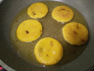 14、草莓酱南瓜饼,锅里放适量的油慢慢煎至两面熟透