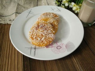 15、草莓酱南瓜饼,出锅两面都蘸上椰蓉即可