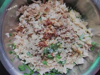 6、韭菜盒,加盐，香油，五香粉，辣椒油，鸡精拌匀