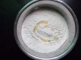 7、韭菜盒,面粉放在盆里加少许油