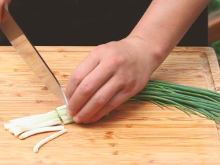 5、新加坡肉骨茶,葱白切段。