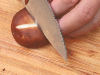 6、新加坡肉骨茶,香菇去根雕花。