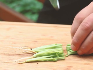 7、新加坡肉骨茶,香菜取根部。