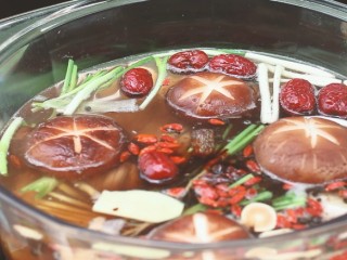 10、新加坡肉骨茶,将切好的食材全部倒入，再加入熟地、生地、宁枸杞、黄芪、当归，加黑胡椒、八角、桂皮。