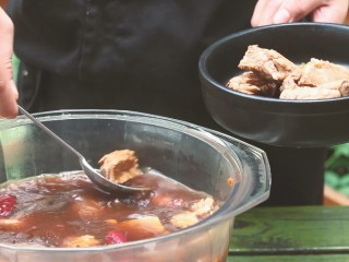 12、新加坡肉骨茶,煮好后将食材捞出，倒上汤汁。