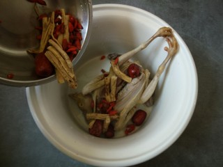 7、滋补鸽子汤,倒入炖锅