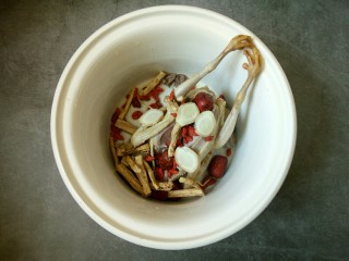 8、滋补鸽子汤,加入姜片