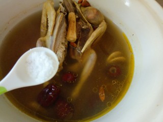 11、滋补鸽子汤,炖熟后加少许盐调味