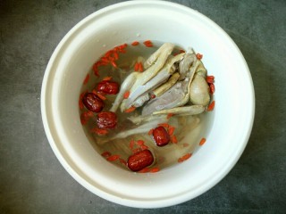 9、滋补鸽子汤,一次性加足量清水