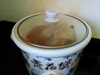 10、滋补鸽子汤,盖上锅盖，电炖砂锅炖2.5小时