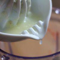 4、泰式炸虾饼,最后加入青柠汁（半个柠檬榨出的汁）进行搅打。