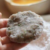 8、泰式炸虾饼,轻轻拍成饼状。
