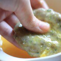 9、泰式炸虾饼,鸡蛋搅打成鸡蛋液，让虾饼在鸡蛋液碗里挂满鸡蛋液。