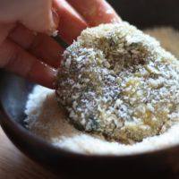 10、泰式炸虾饼,最后将虾饼两面沾满面包屑。